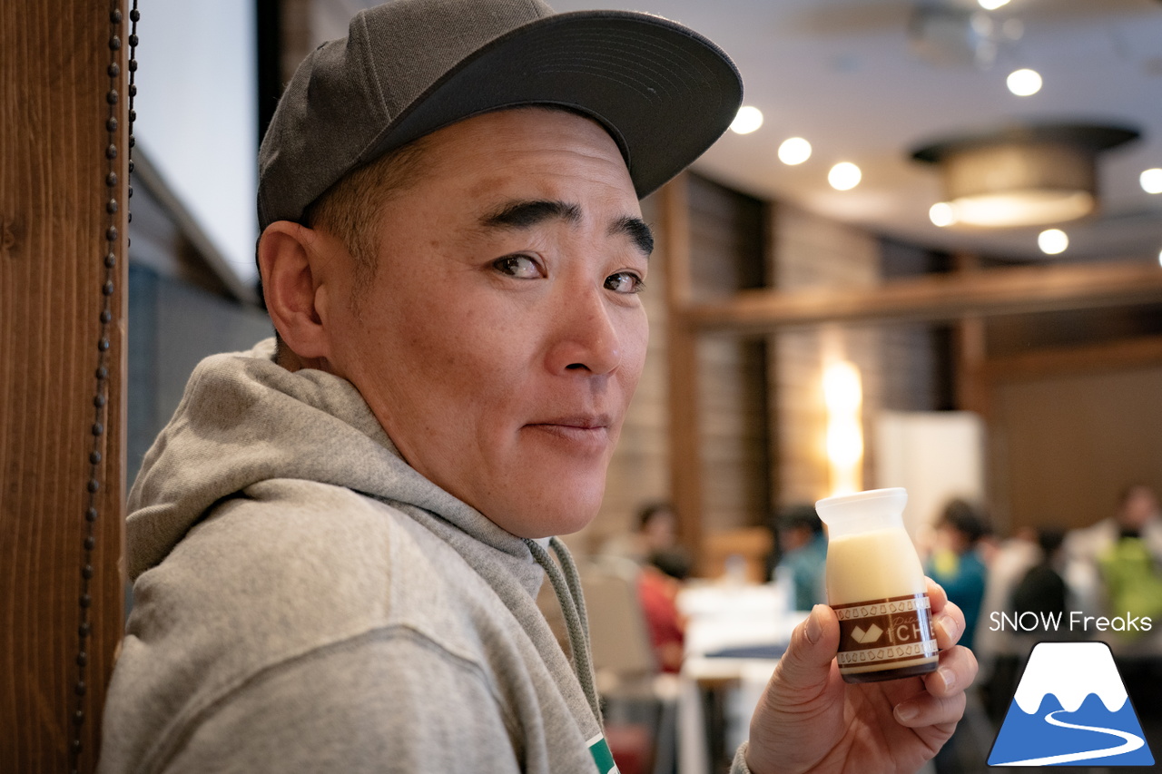 井山敬介さんと秋元日菜子さんのコンビは今年も健在！さらに、サプライズゲストも登場？！憧れのスキーヤーと一緒に雪と戯れ、『いちえ』の美味しいランチをいただく…。夢のようなイベント。めもるホールディングス presents プロスキーヤー・井山敬介さんと行く｜ダイナスティスキーリゾート